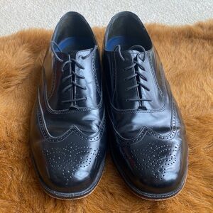 Men Bostonian Black Oxfords in Size 11. Very Good Condition.